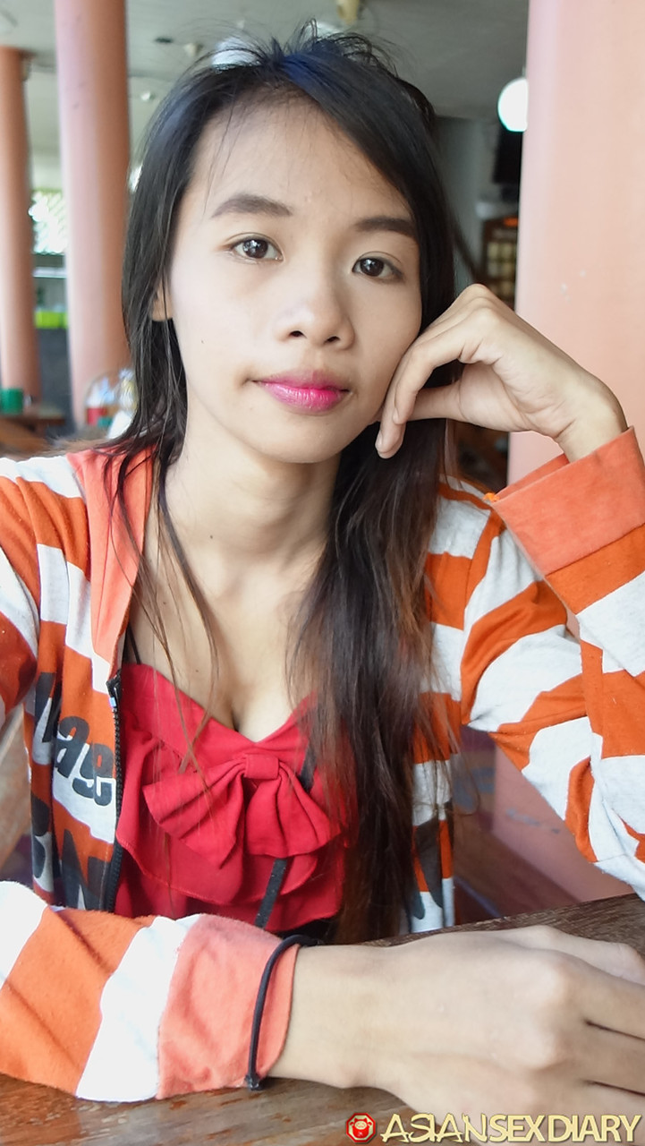 スレンダーなアジア美女 Nei のストリップティーズが POV ハードセックスでフィナーレ