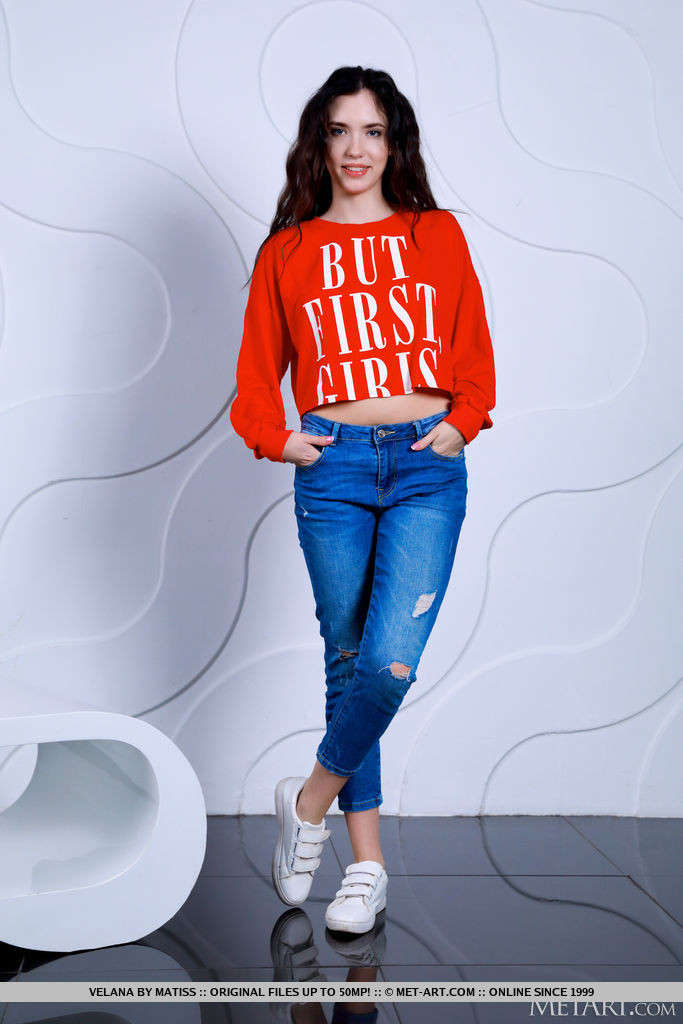 美しいティーンエイジャーVelanaが素晴らしい体を解放する