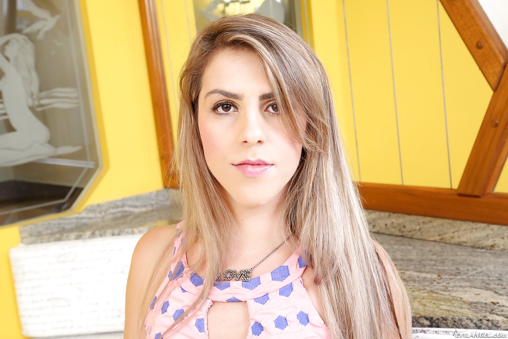 Seductive Teen Shemale Raissa Angel In Mini Skirt