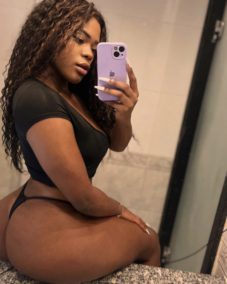 Sexys Selfies En El Espejo De Latina Luana Mostrando Curvas Increíbles