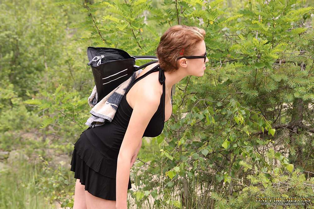 裸晒的白人短发眼镜女孩被发现了