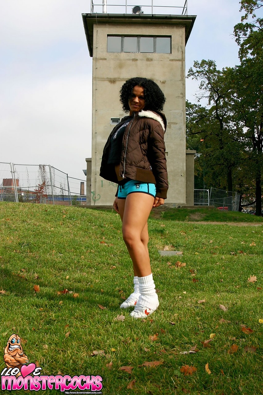 黑人格洛里亚夏天享受与假阳具的肛交性行为