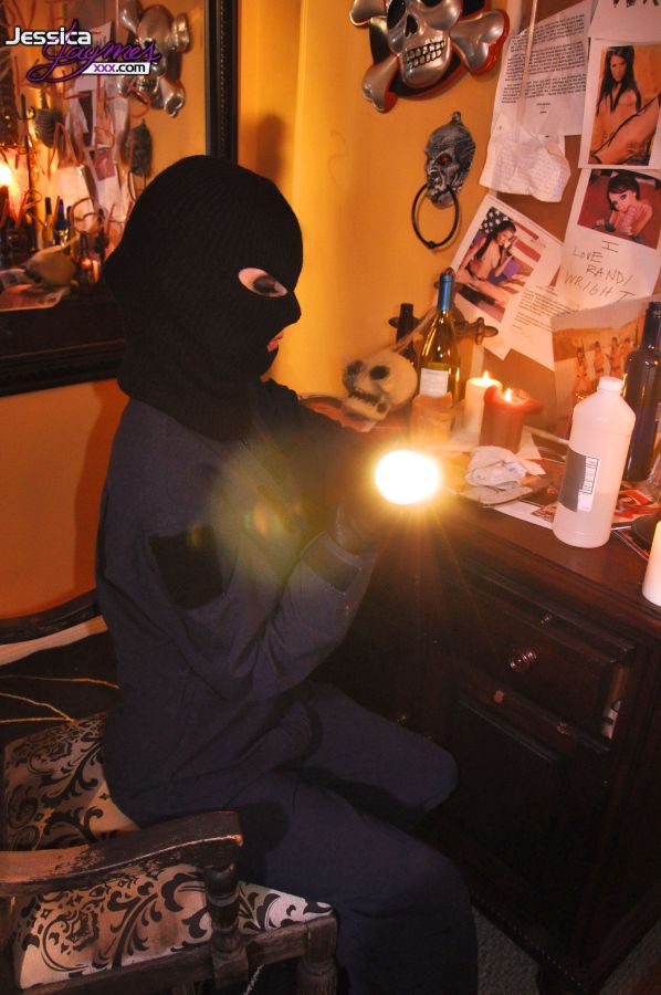 Séduisant Couple Cambrioleur Soumet Jessica Jaymes À Des Actes Sexuels Chauds