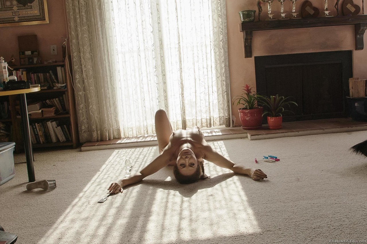 大屁股Milf Sheena Shaw 裸体带着衣服夹在阴唇上