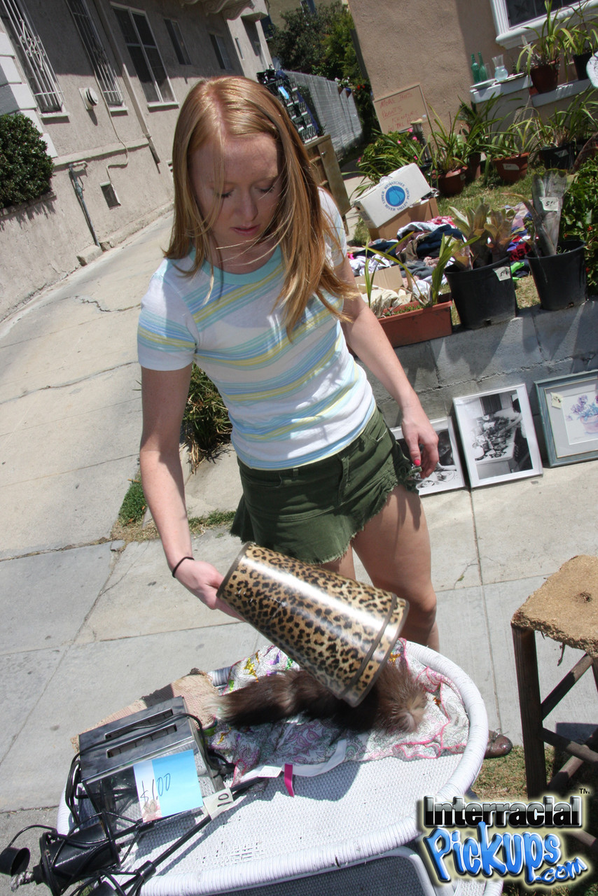 المراهقة الصغيرة أمي إмерسون يتم نيكها من قبل قضيب أسود كبير