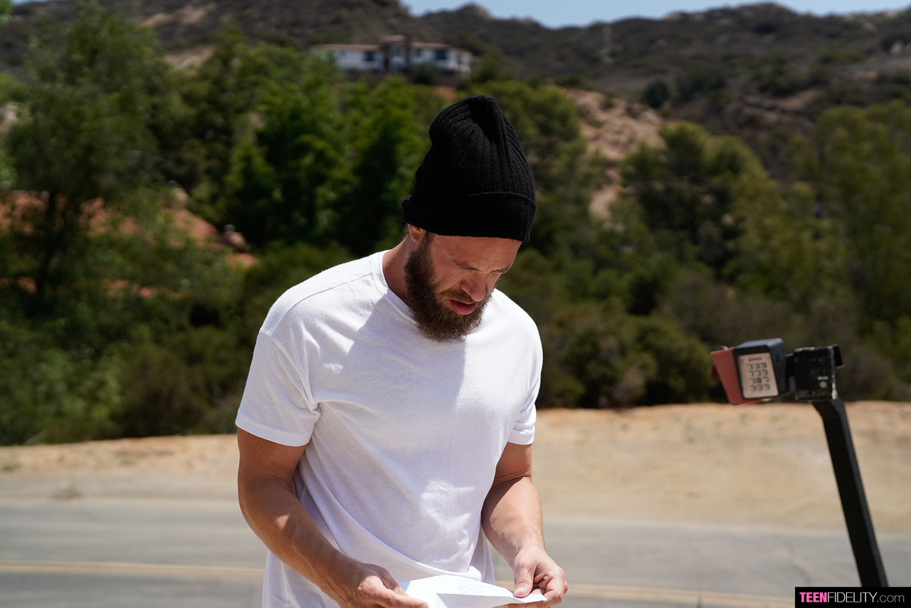 ひげのある男が激しく突き刺す若いポルノの星、アンバー・ムーア