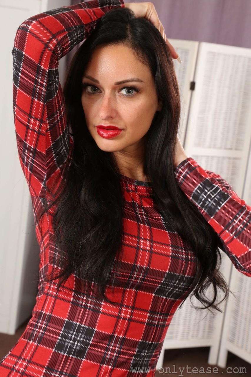 Atemberaubende Dunkelhaarige Cassie Clarke In Strümpfen