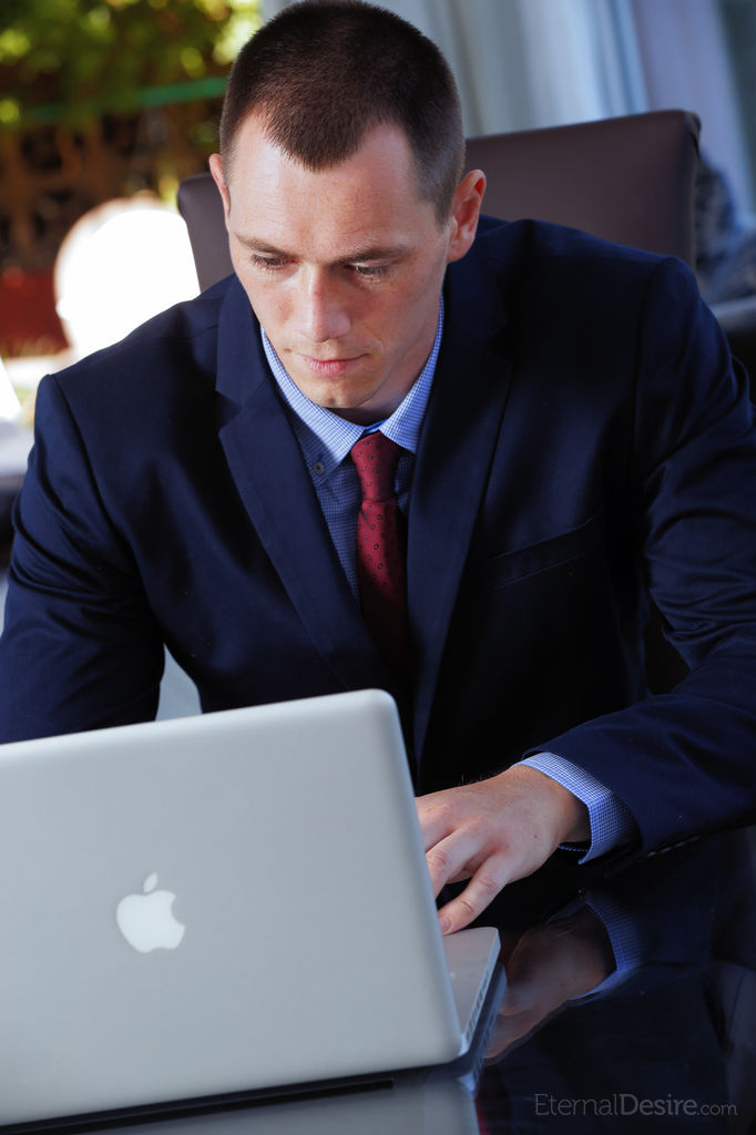 誘惑的なヨーロッパの秘書ナンシーAがブラックスカートを着用