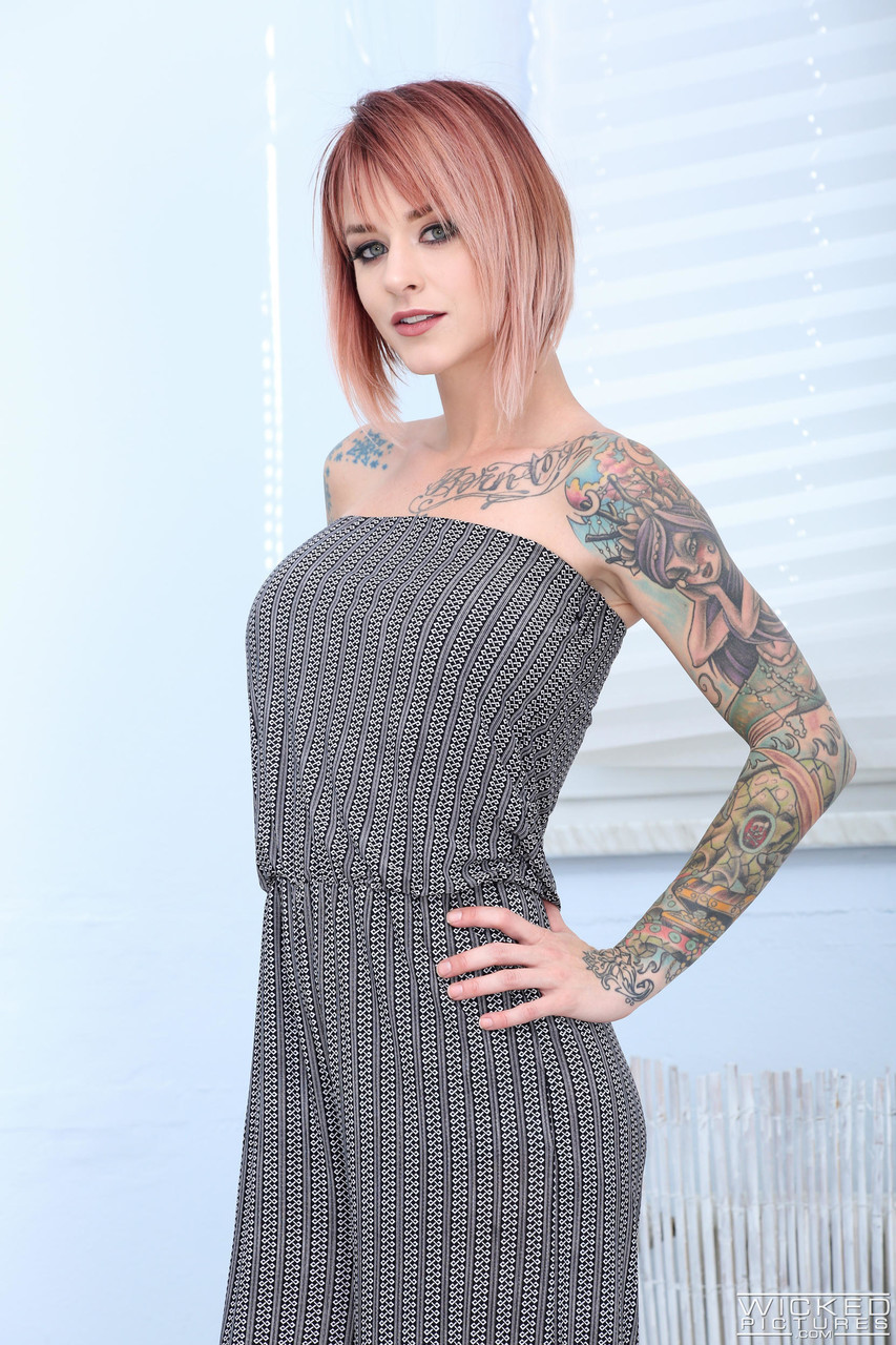 Lesbiennes Tatouées Sammie Six Et Vicky Sol Se Caressent Et S'embrassent