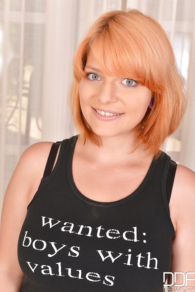 Sensual Teen Europea Lola Fauve Muestra Grandes Tetas Naturales