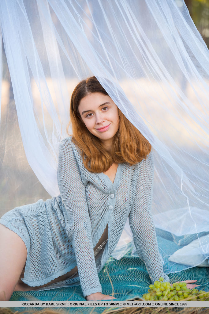 Junges Mädchen Riccarda Geht Nackt Im Freien