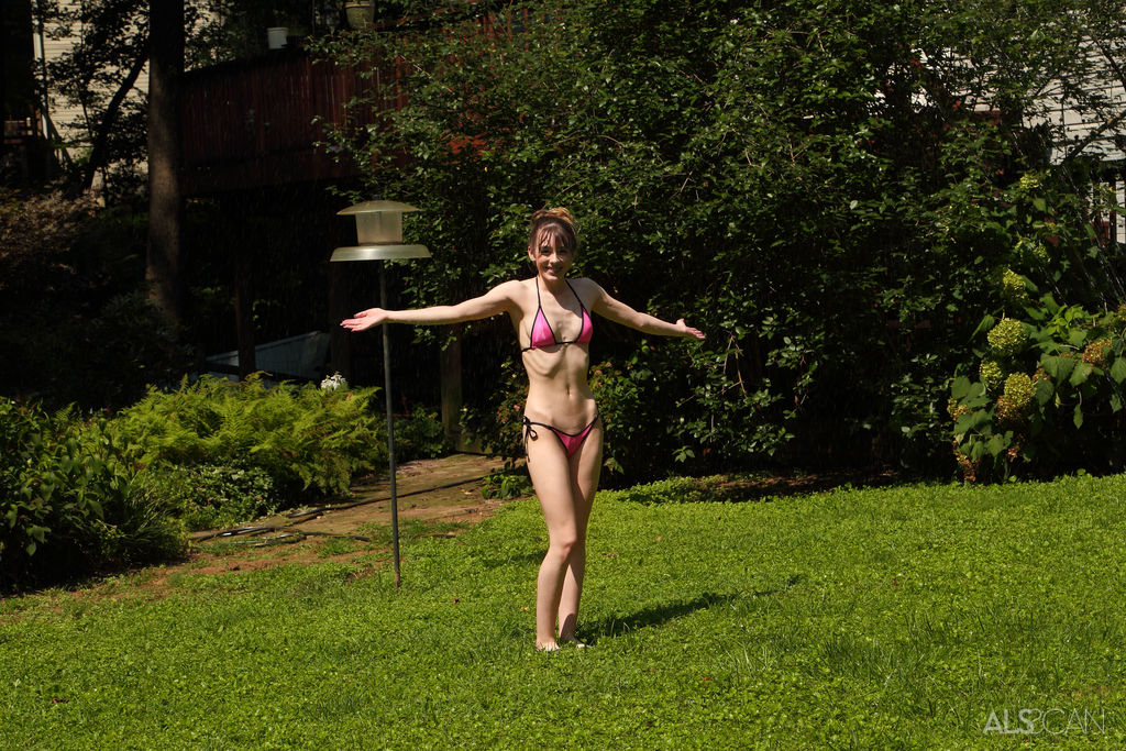 青少年爱好者米歇尔安东尼在后院毛巾上伸展粉色阴道