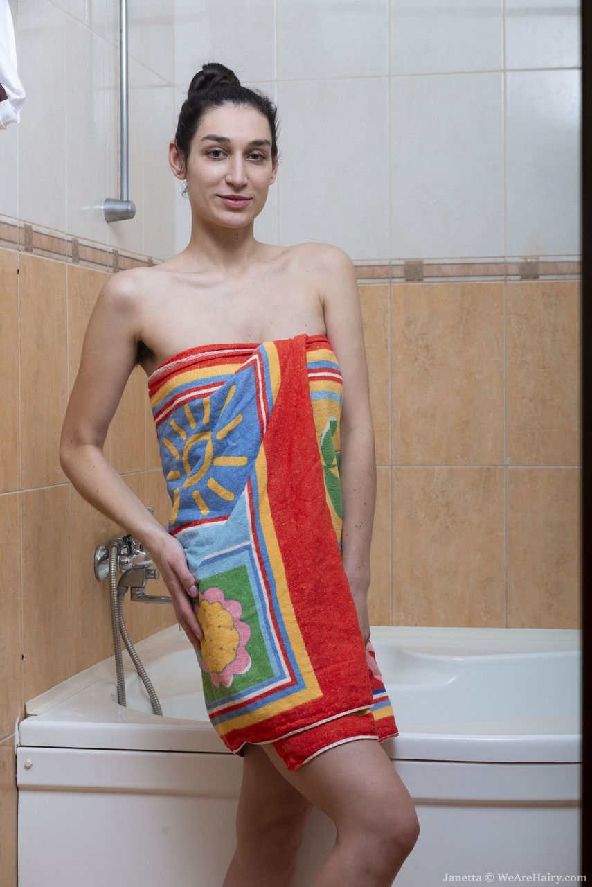 高挑的白人美女珍妮塔在浴缸里展示她的大奶和毛茸茸的阴部