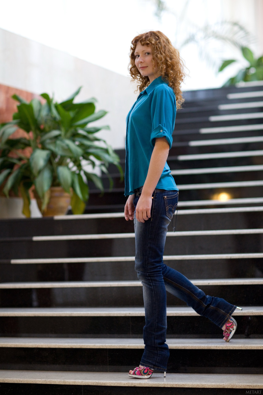 白皮红发少女不断露出毛发浓密的阴部