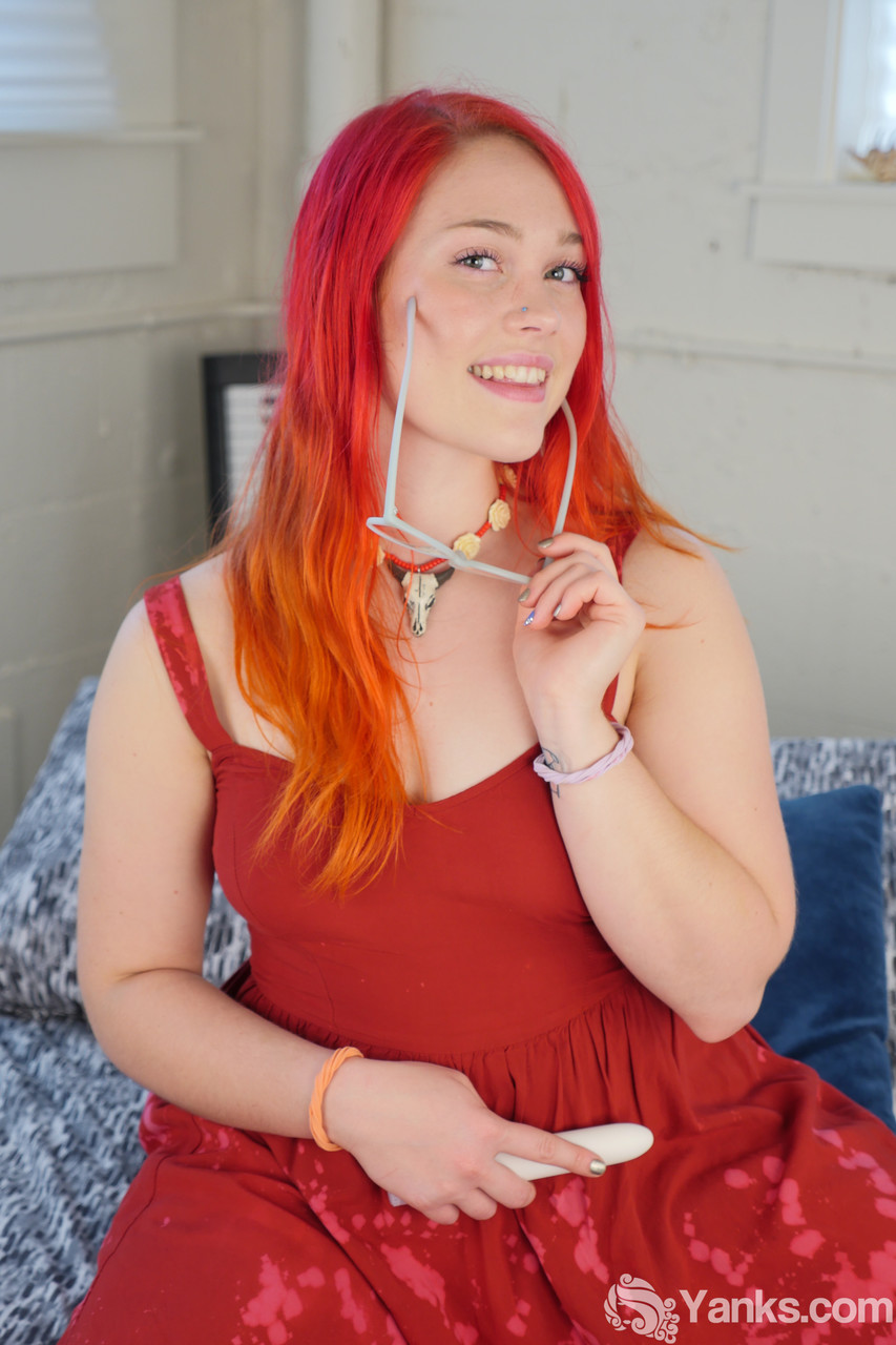 Plump Redhead Jennavive Marie Fingers And Toys Her Snatch On Bed