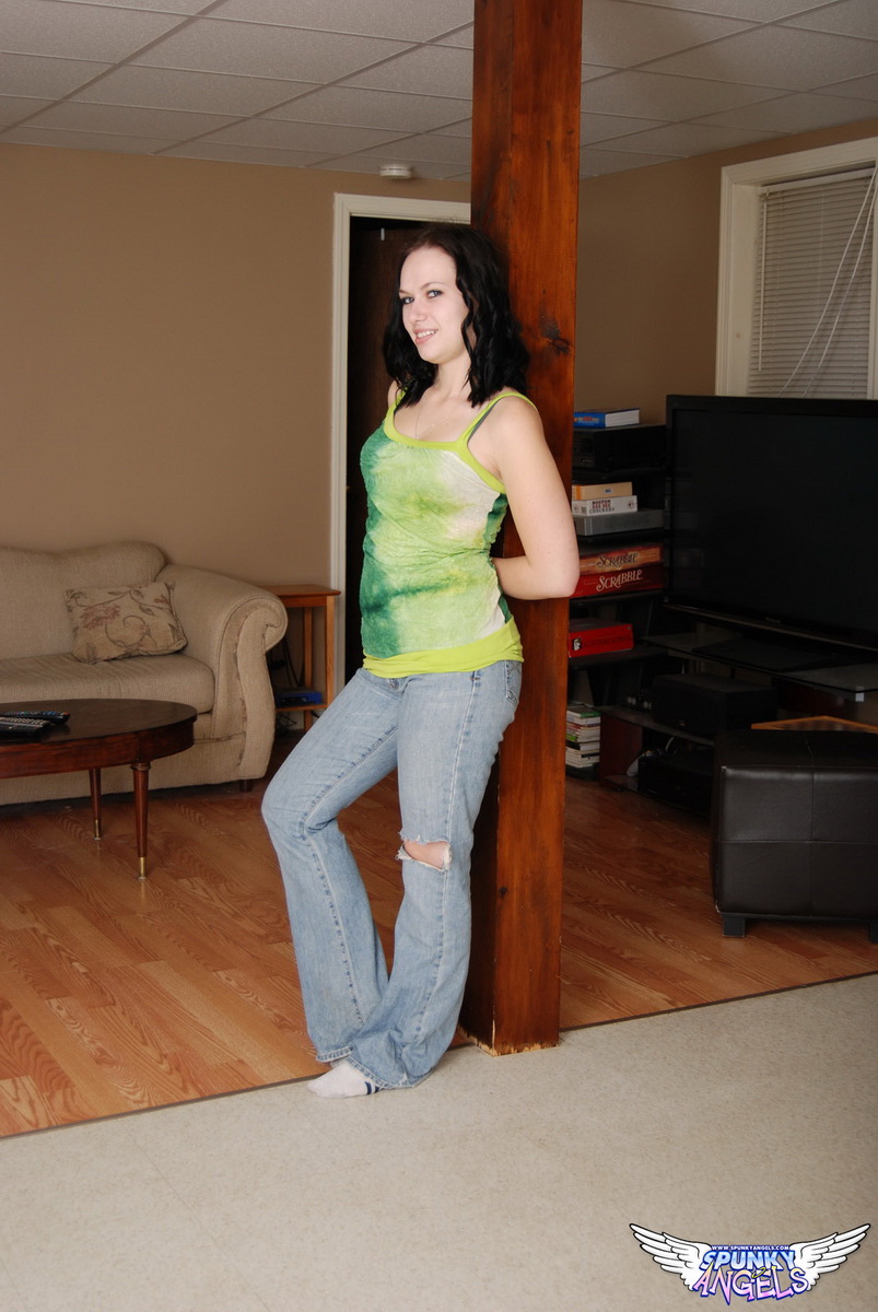 الهاوية الداكنة إميلي لوف تتعري تمامًا في مشهد منفرد