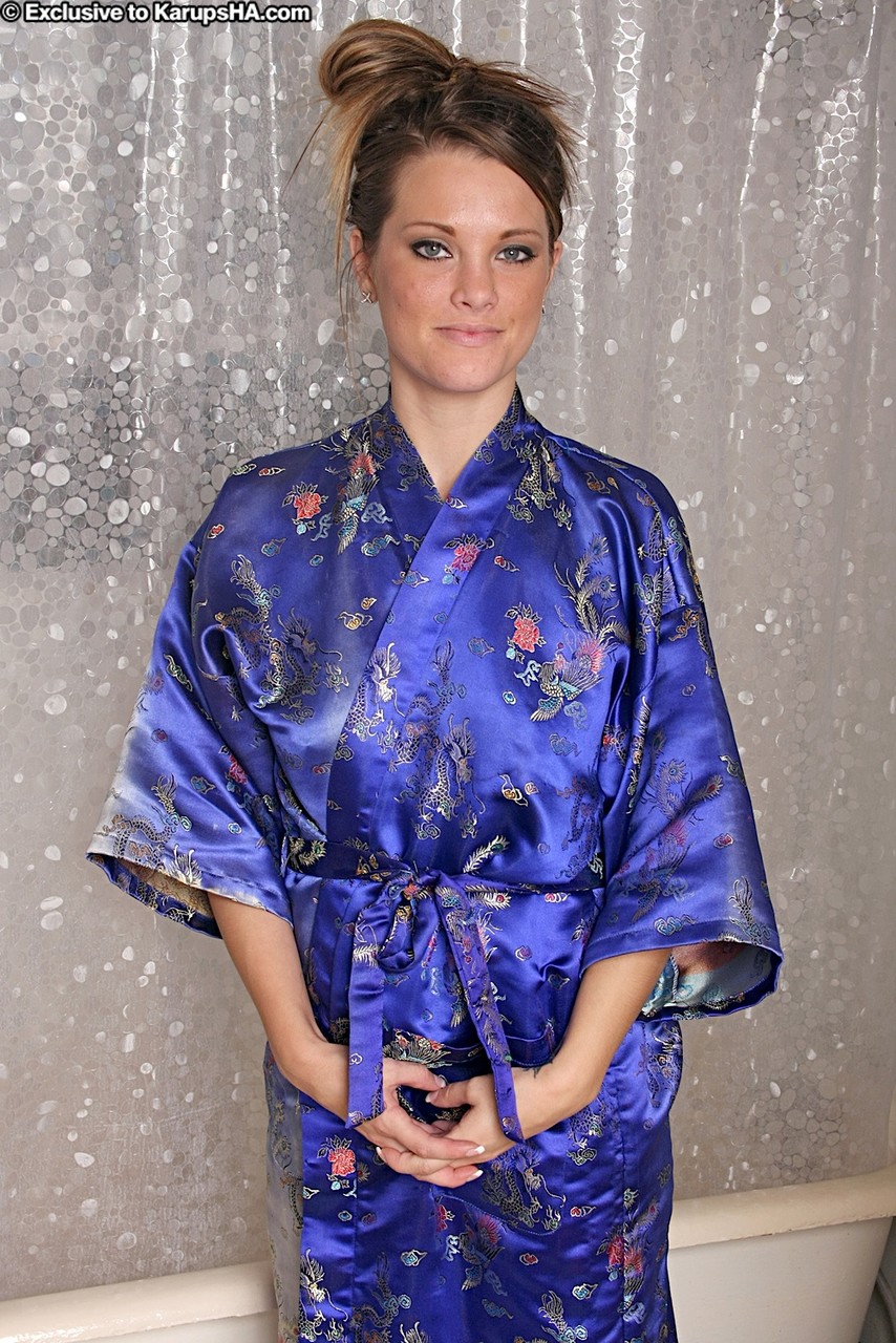 セクシーなメーガンフェノックスが大きなおっぱいをフラッシュし、シャワーの中でおいしいマンコを擦る