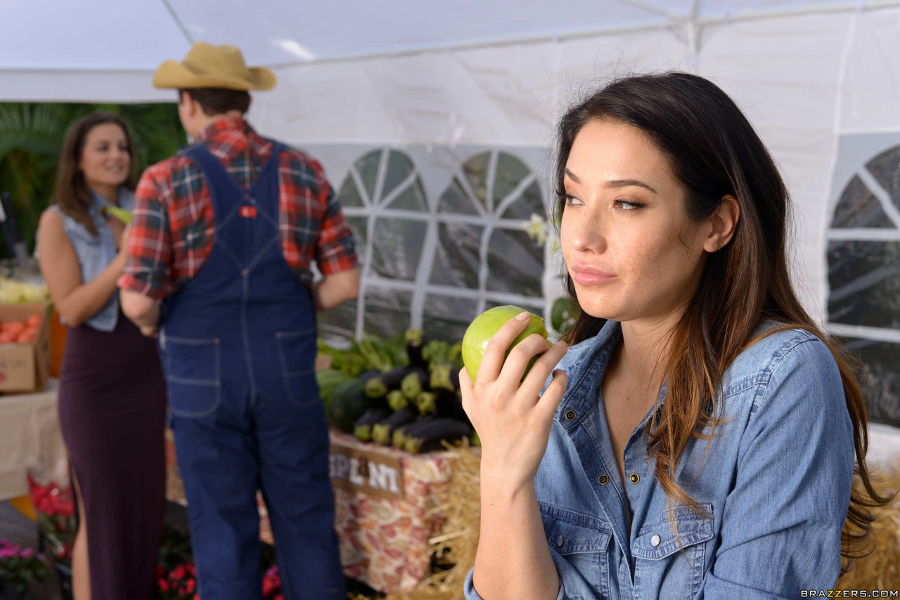 Eva Lovia, Beautiful Farmer's Wife, Gets Rammed At Vegetable Market