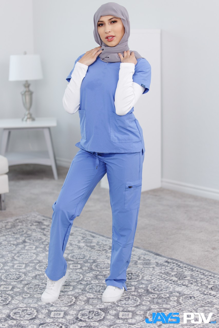 लातीना नर्स पेनेलोप वुड्स अद्भुत कूल्हे और गर्म फिगर फ्लॉन्ट करती हैं