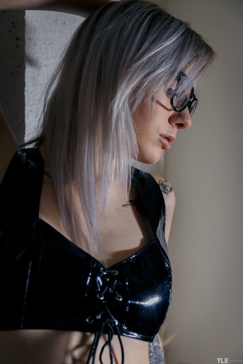 眼鏡をかけたラトビアのティーンケイト新鮮なポンピングと指で彼女の濡れたマンコ