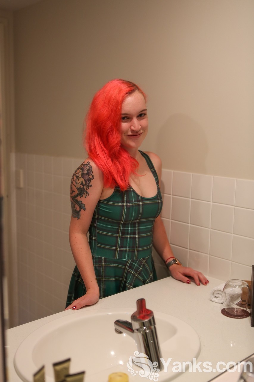 Pink-Haired Australian Teen Sierra Knight Masturbates Pussy In Bathroom