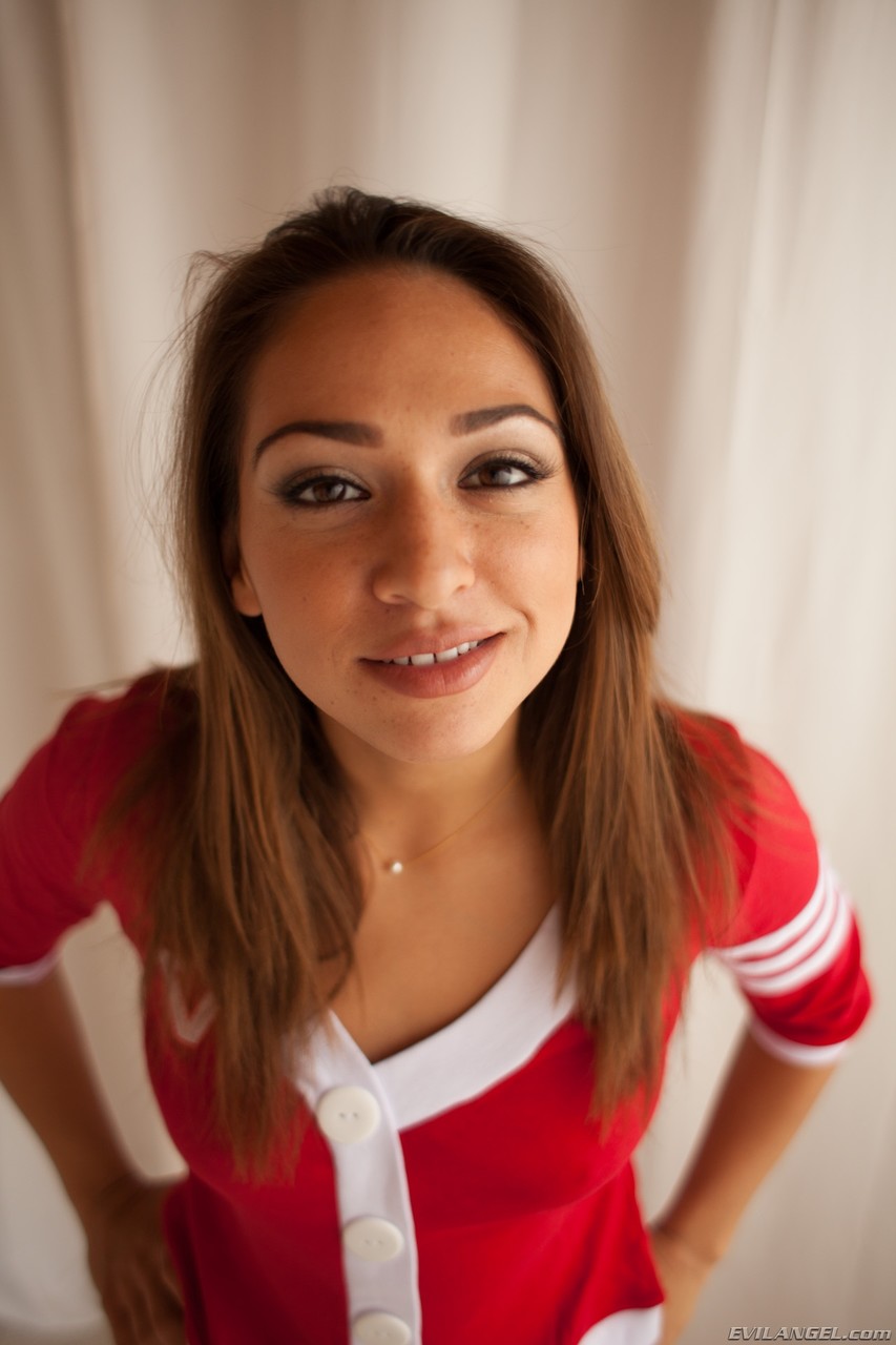 サラ・ラヴ、小悪魔な女の子、赤いニーソックスで敏感な足とお尻を披露