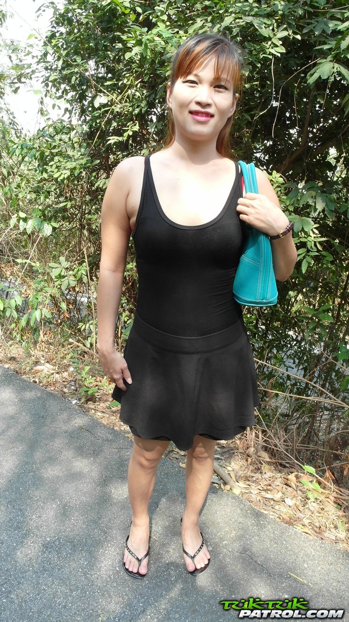 美丽的亚洲美女Woaw享受硬核POV性爱并接受颜射