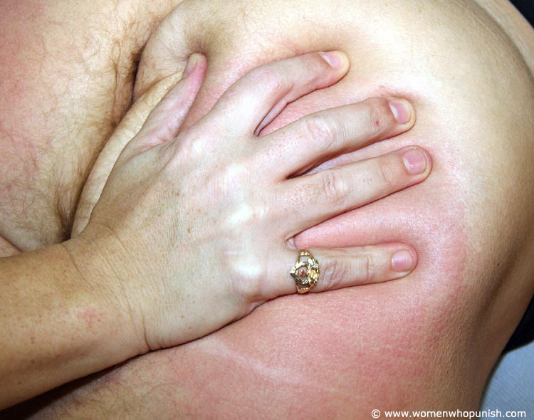 فتاة بنية تستخدم ملعقة من الفولاذ المقاوم للصدأ على مؤخرة رجل خاضع