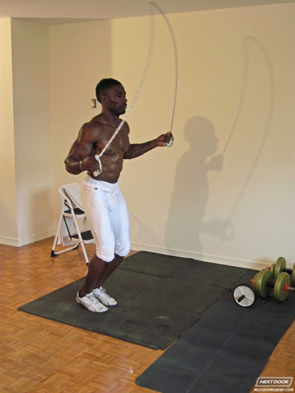Мускулистый Чёрный Парень Показывает Свой Большой Член После Тренировки