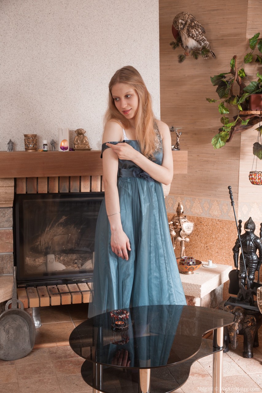 金发大学性感女郎艾比盖尔脱衣并揉搓她美味的毛穴