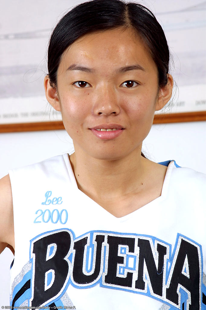 亚洲少女蒂芙尼露出小乳房