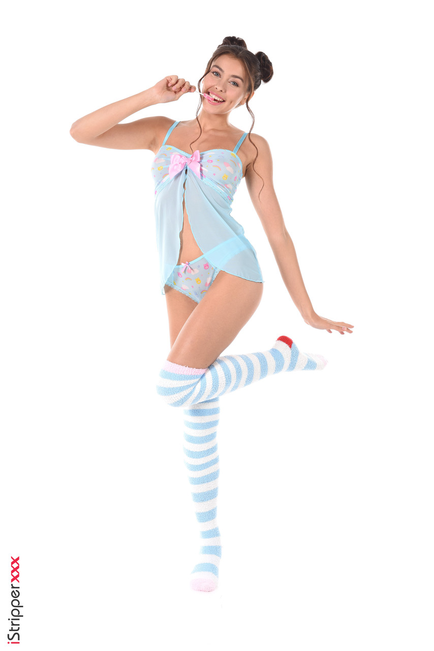 अलिसा फॉक्सी सुंदर ब्रUNET लिक्स सुकर बिफोर फिंगर फक