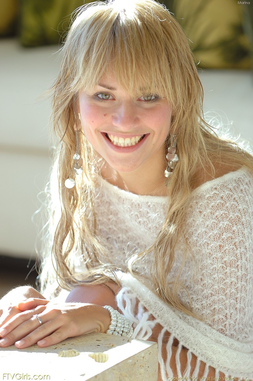 漂亮的金发玛丽娜展示甜美的天然乳房