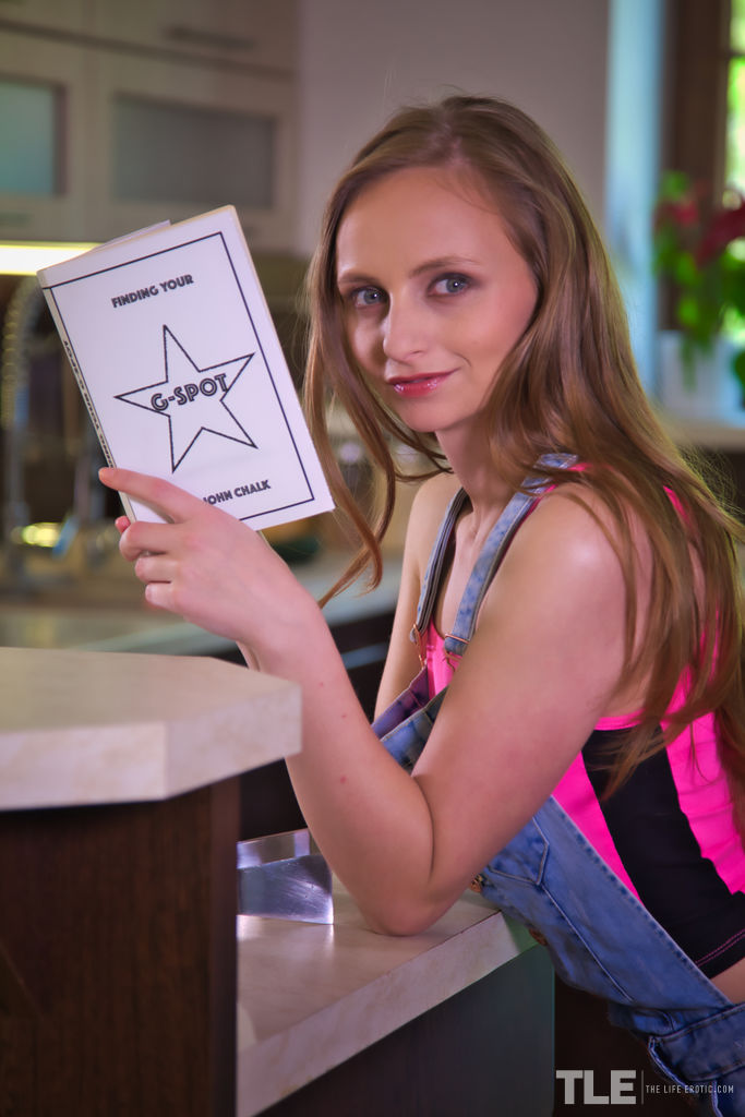 性欲の強い若い女Lady Bugが台所道具と野菜でオナニーする