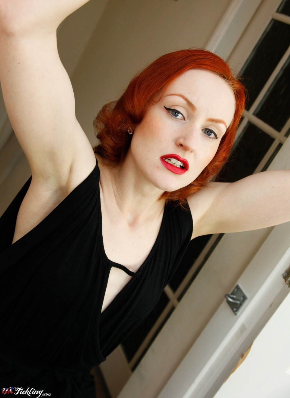 苍白红发安妮塔·德·鲍奇展示她穿袜子的双脚在库存中