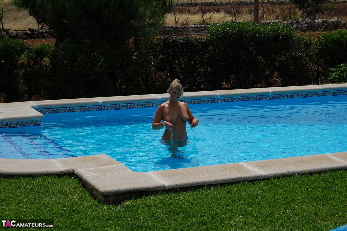 सुनहरे बालों वाली मिल्फ स्वीट सुसी दिन के समय नंगी तैराकी करती है