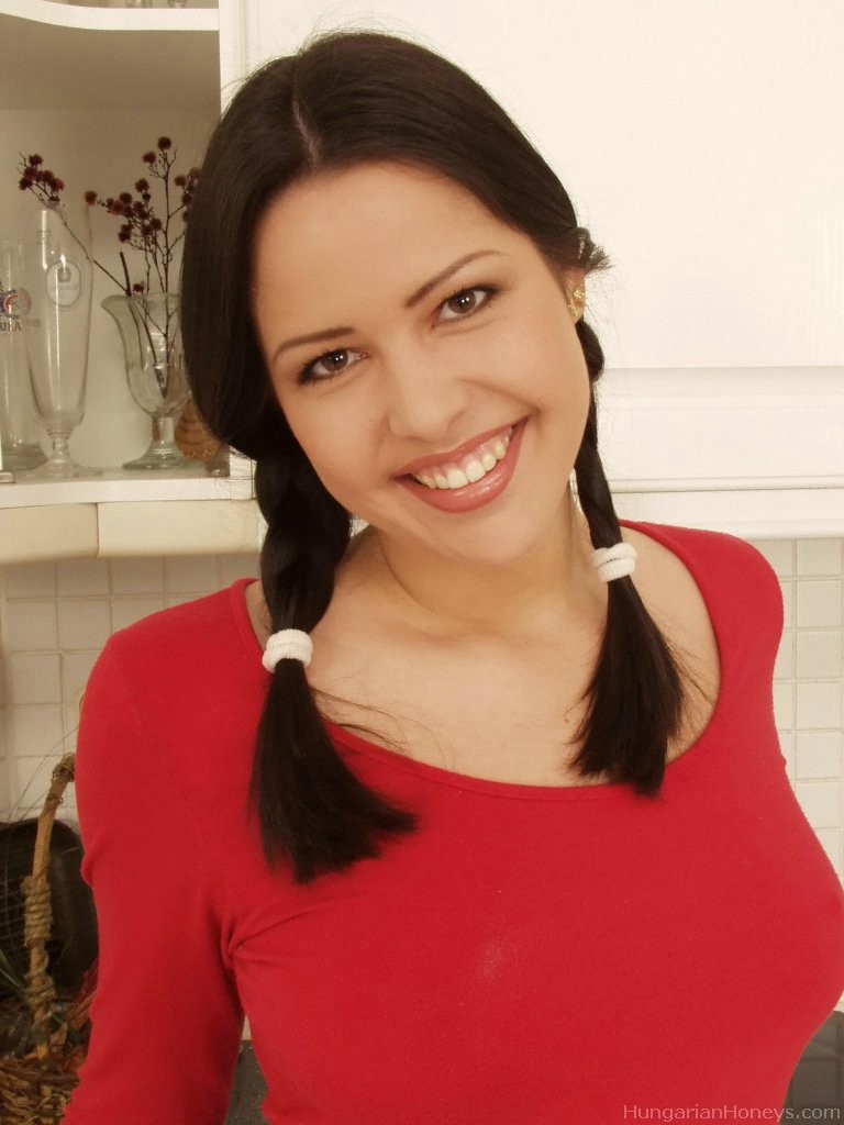 ハンガリーの美女カタヒルトンが全裸になり、手で味わいつつマンコを指で弄ぶ