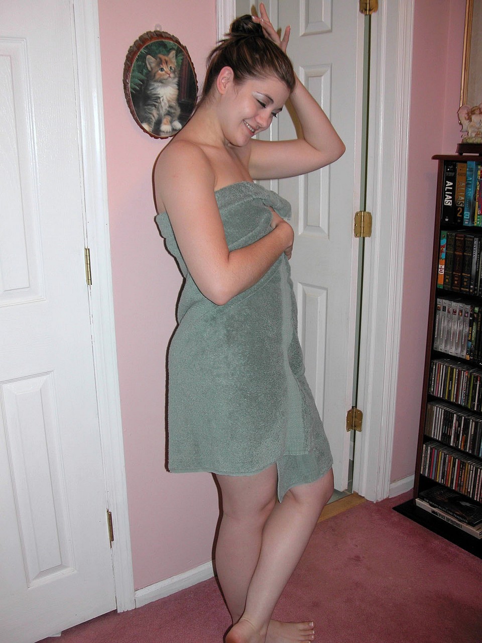 黑发小胸少女娜奥米·圣克莱尔在淋浴中炫耀她的大屁股