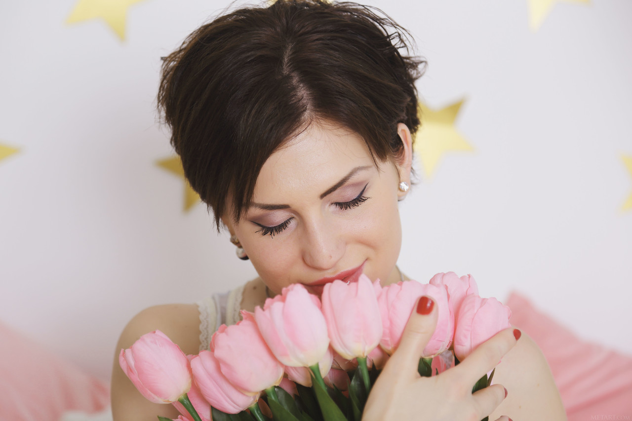 المراهقة ذات الشعر القصير ساشا بري تكشف عن جسدها وتعرض مهبلها