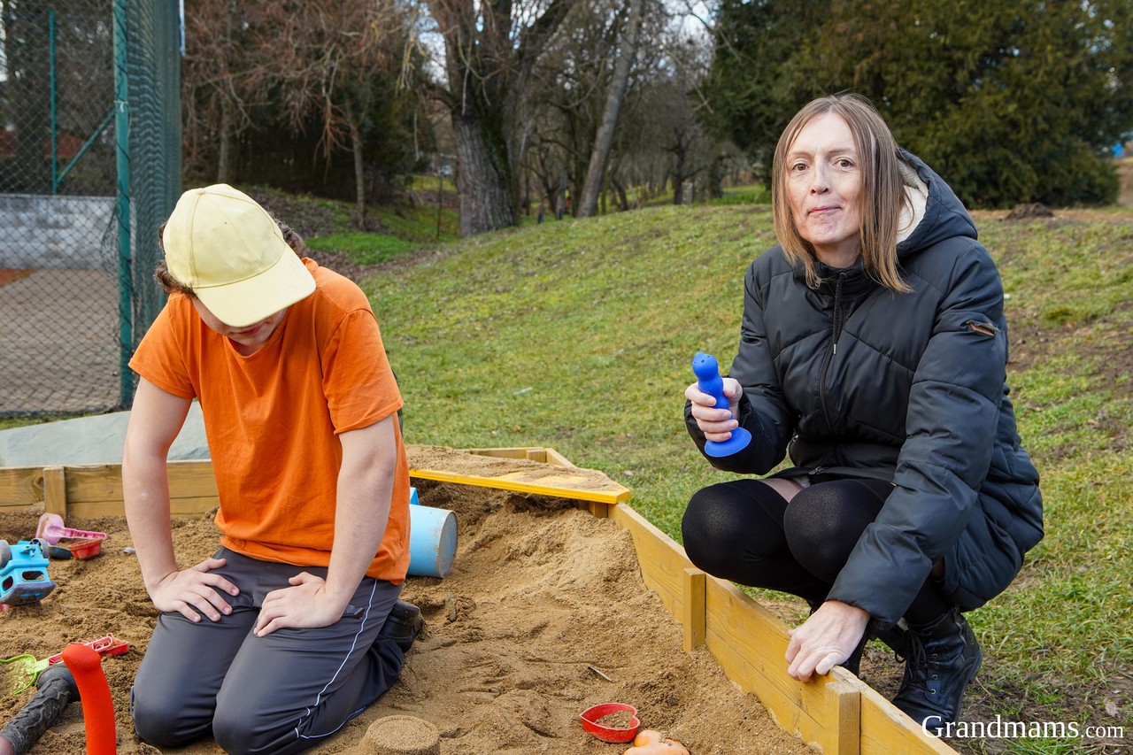 الجدة الجذابة سارة شوارتز تمارس الجنس مع عامل البناء الشاب