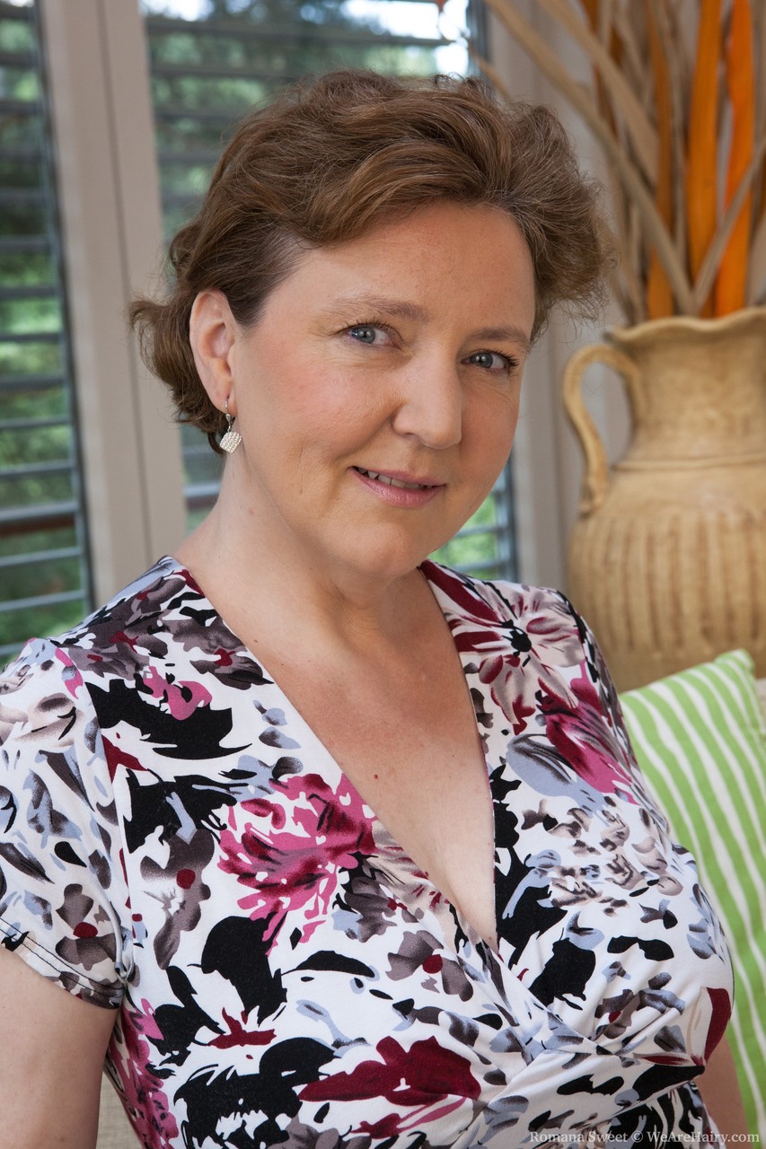 Romana 甘いいたずら好きな熟女が大きな天然おっぱいと毛むくじゃらのマンコを見せる