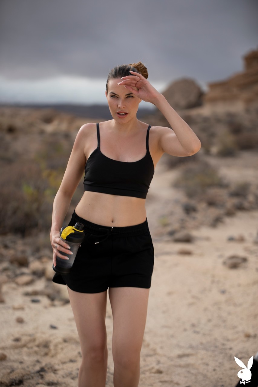 Прекрасная Джасмин Показывает Своё Потрясающее Тело И Красивый Зад На Свежем Воздухе