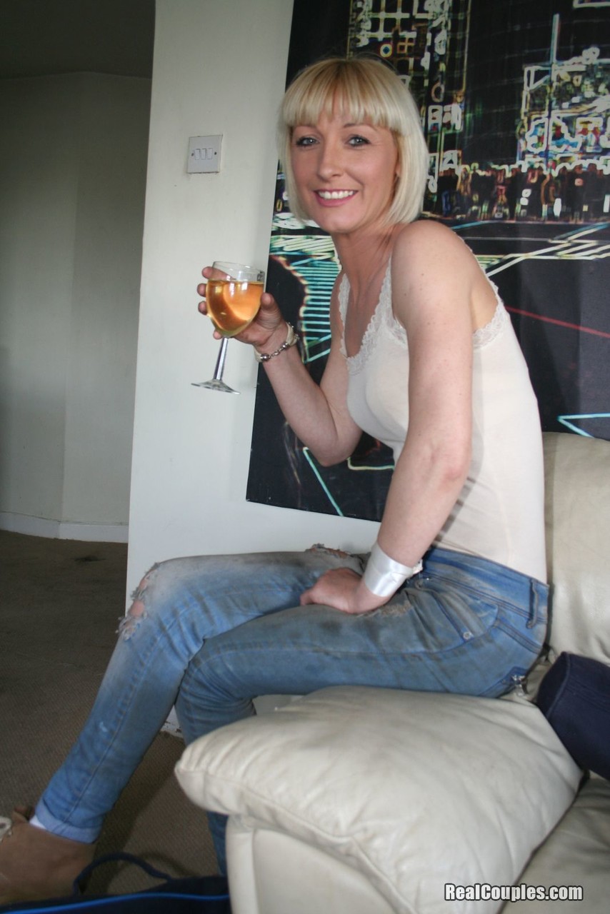 Sexy Freundin Roemie Zeigt Kleine Brüste Und Arsch Bevor Sie Den Schwanz Reitet