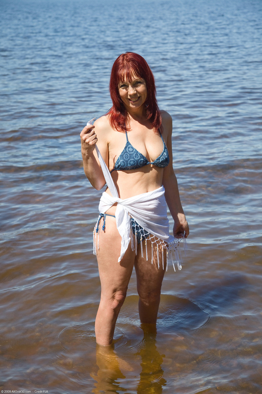 成熟红发香农H在户外性感脱衣秀中炫耀大屁股