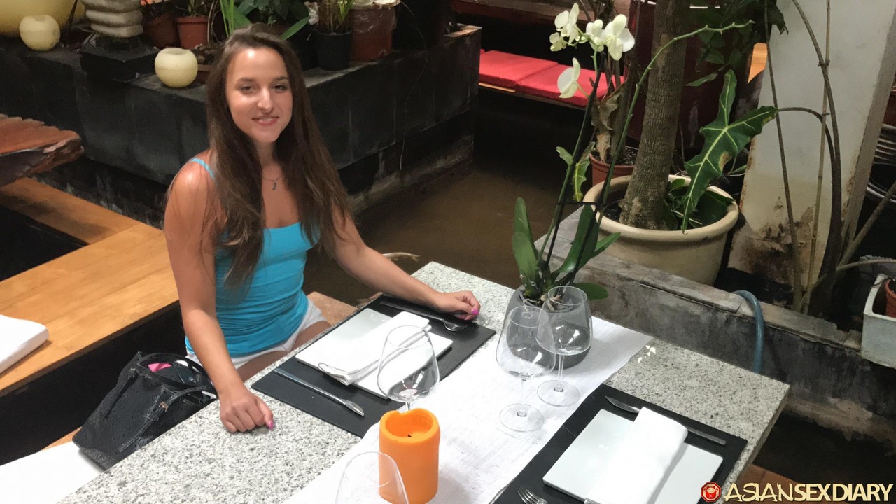 Sensual Amadora Amira Tira A Roupa Chupa Pênis Estilo Cachorro