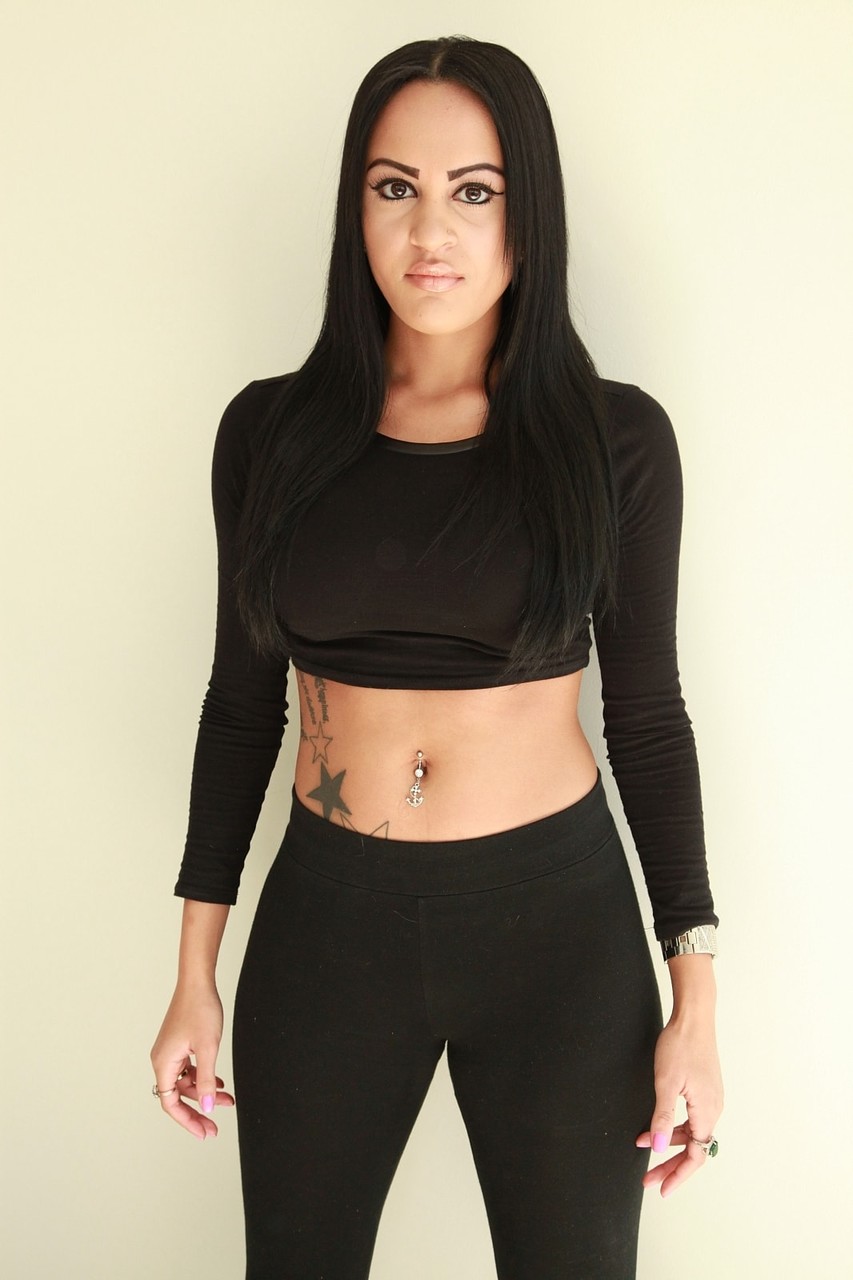 完全なキンバーリー・ケンドルがソロでポーズをとり、熱いお尻とマンコを見せている