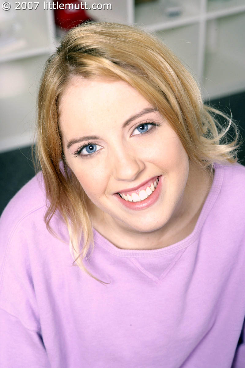 الشقراء العارية المراهقة ديليلاه تستمني مع الألعاب