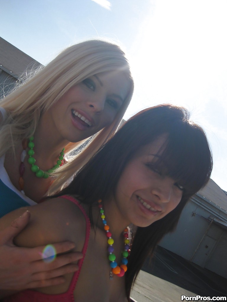 Exterior Peituda Milf Kenzi Marie Mostra Seios Grandes