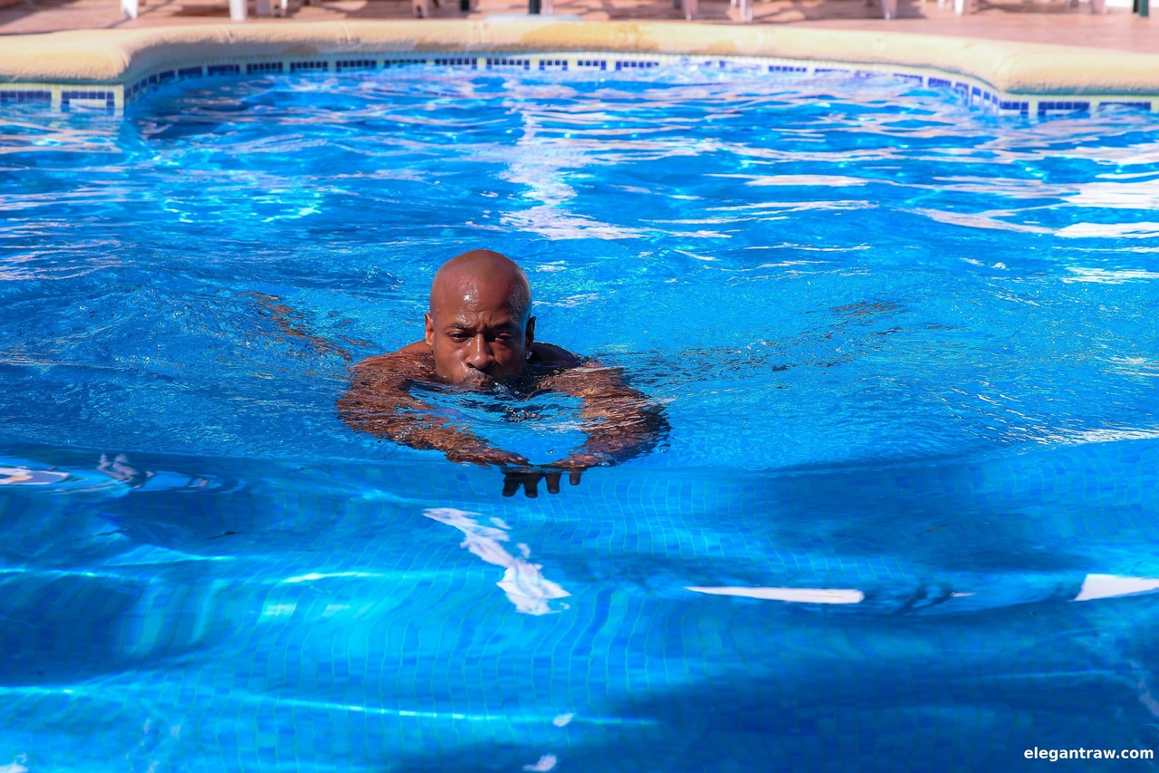 セクシーな美女ヴァレンティーナ・リッチが固い巨乳でソファーで黒人に寝取られる