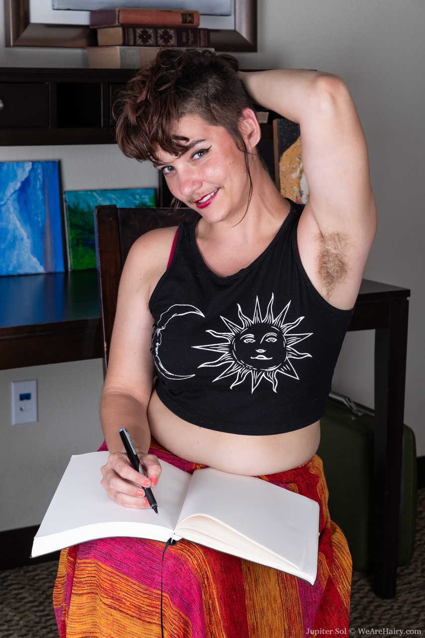 الجنسية المشتركة جوبيتر سول تخلع ملابسها وتفرك مهبلها الشَعراني